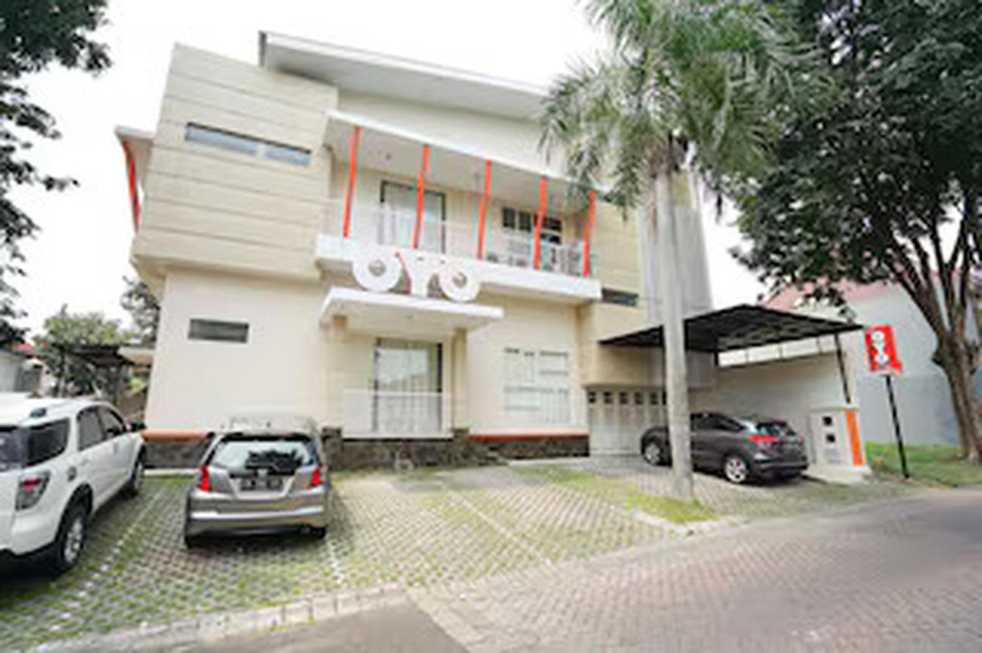 Oyo 782 Menjangan Residence At Citraland 1 Surabaya Exterior foto